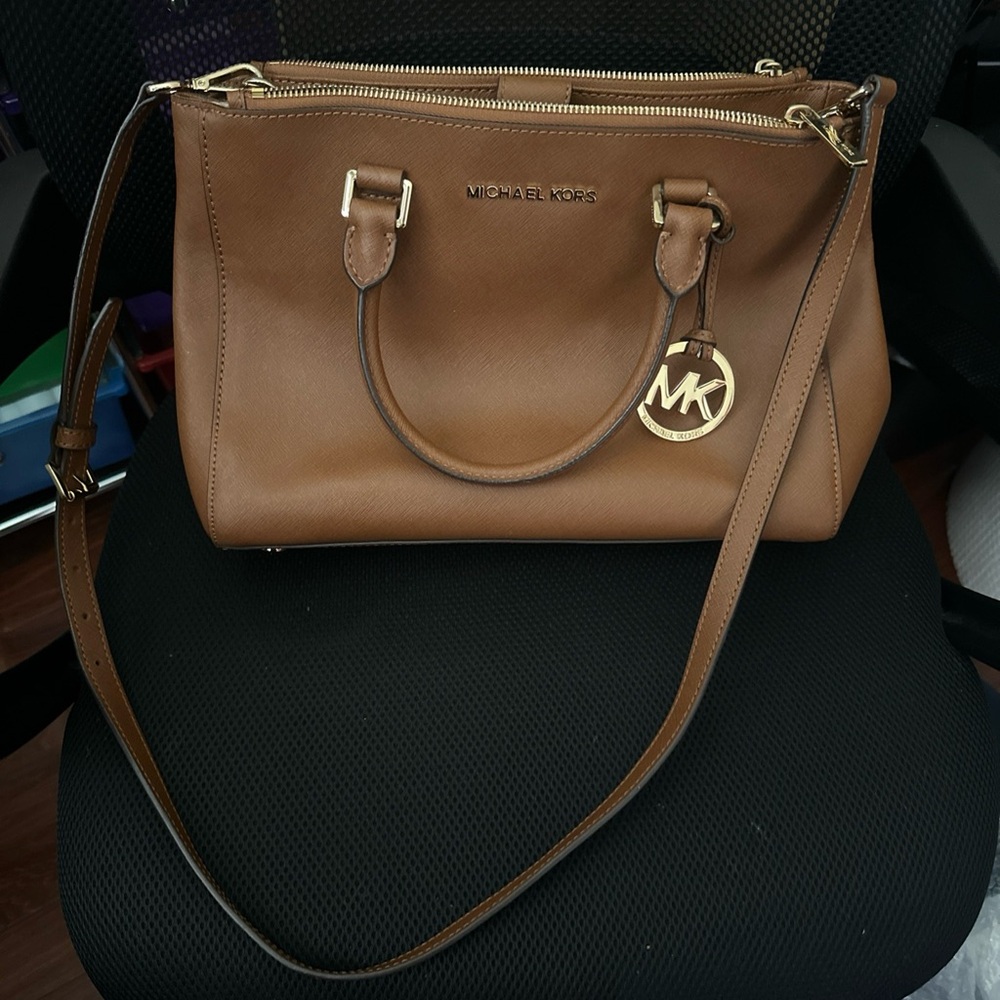 Michael Kors Sutton handbag with shoulder strap. Medium